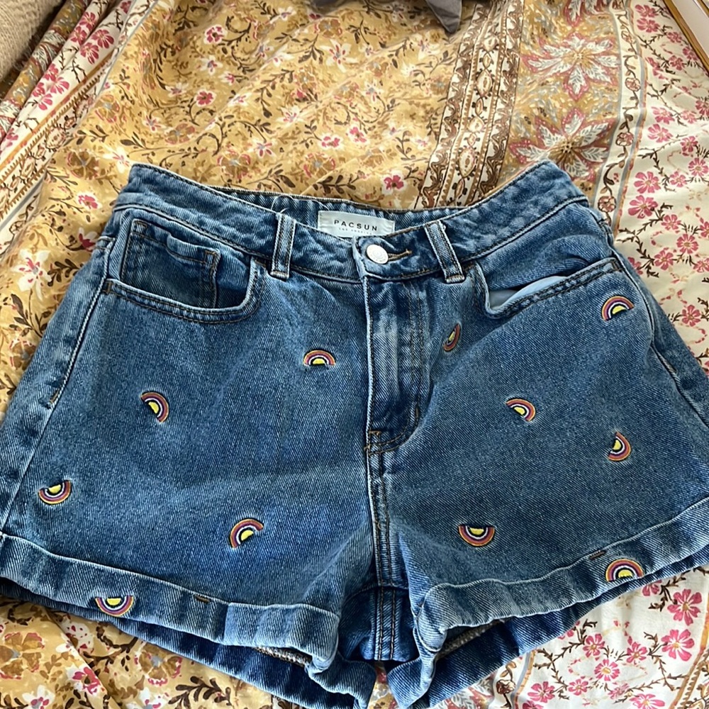 PacSun Mom Jean shorts Size 25. Rainbows! 🌈